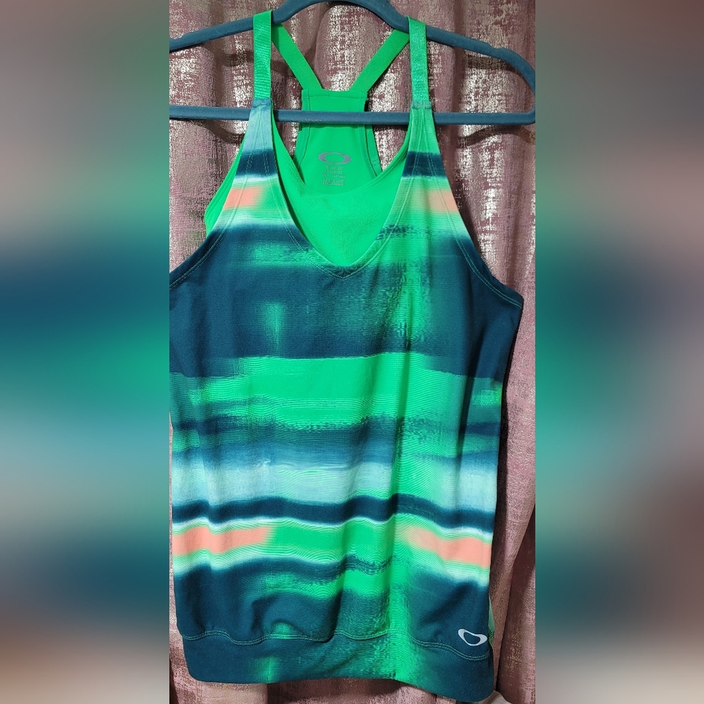 Oakley top